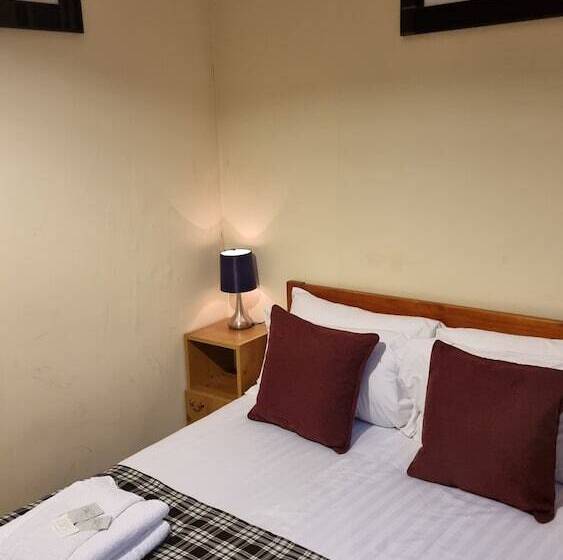 בית מלון כפרי The Hampton Court Guesthouse