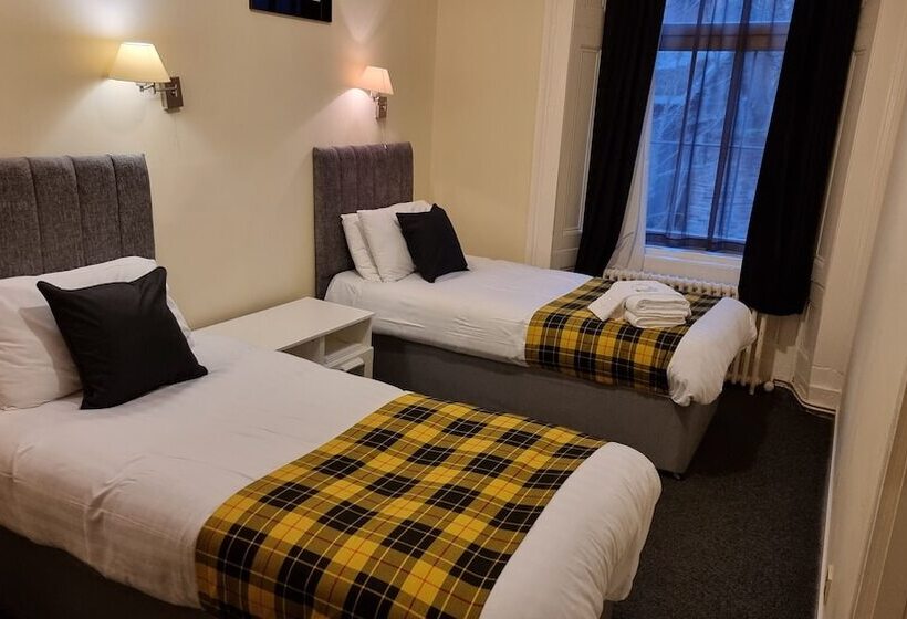 בית מלון כפרי The Hampton Court Guesthouse