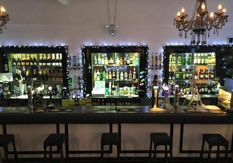 Highlands Hotel And Bar