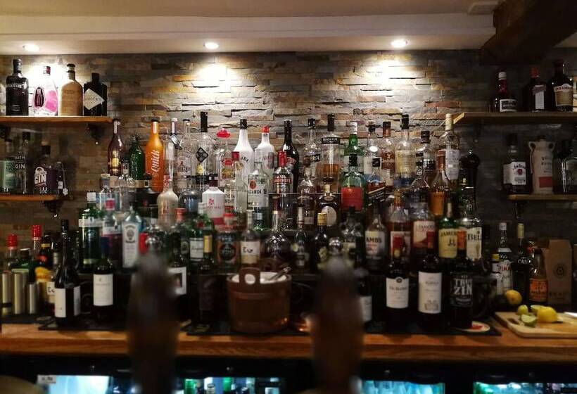 Отель The Hood Arms