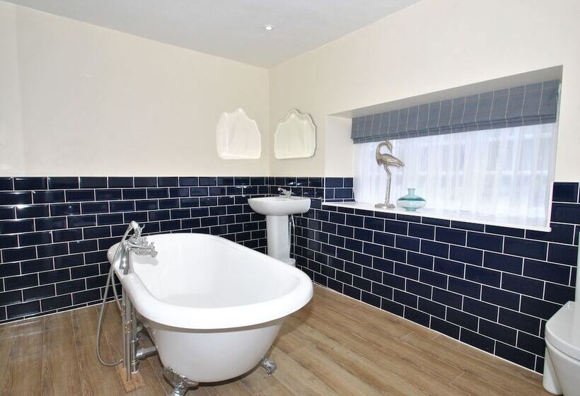 Отель The Hood Arms