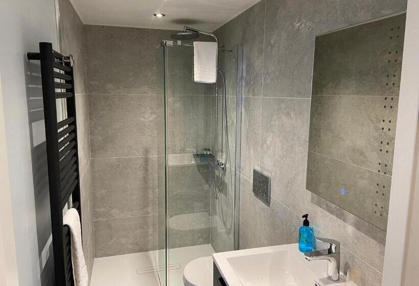 Отель The Shelbourne   Exclusivley For Adults