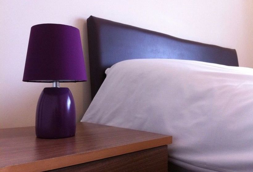 Отель Three Bridges B & B Gatwick