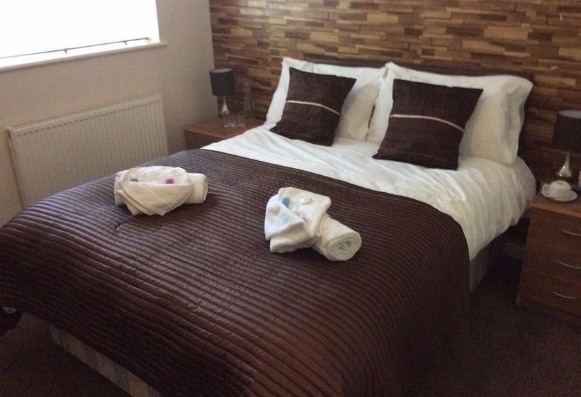 Отель Three Bridges B & B Gatwick