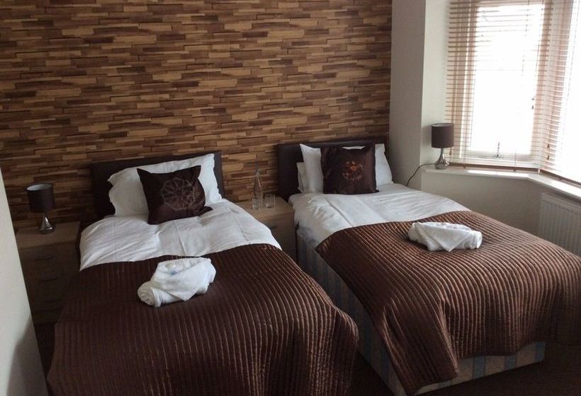 Отель Three Bridges B & B Gatwick