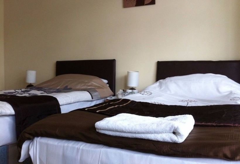 Отель Three Bridges B & B Gatwick