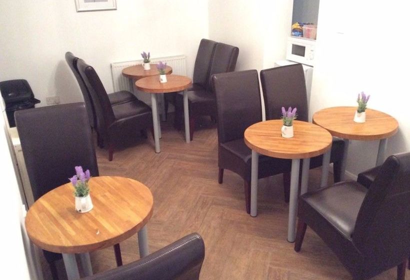 Отель Three Bridges B & B Gatwick