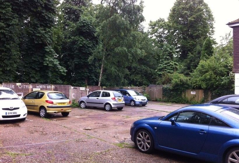 Отель Three Bridges B & B Gatwick