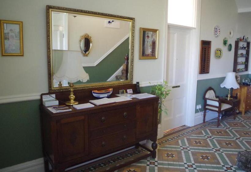 Отель Varley House