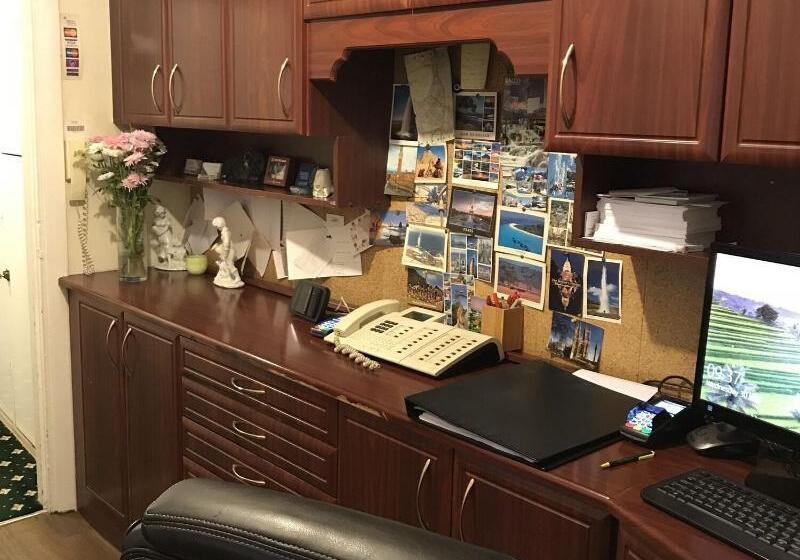 فندق Warwick Lodge