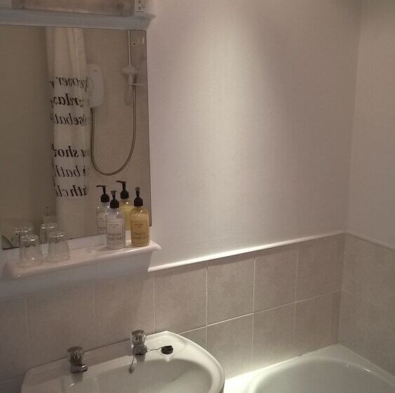 هتل Wringford Cottages