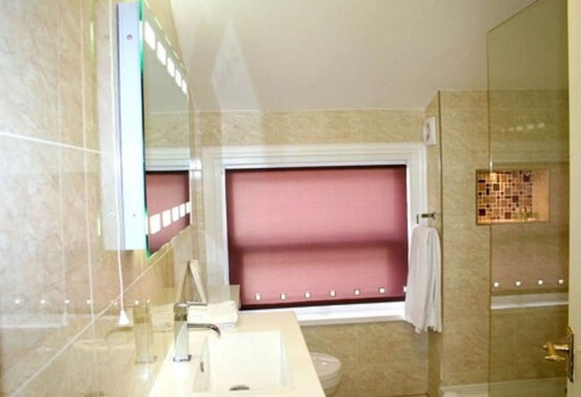 Ilfracombe House Hotel   Near Cliffs Pavilion