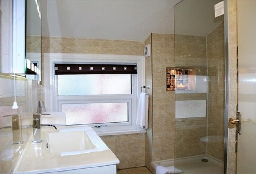 Ilfracombe House Hotel   Near Cliffs Pavilion