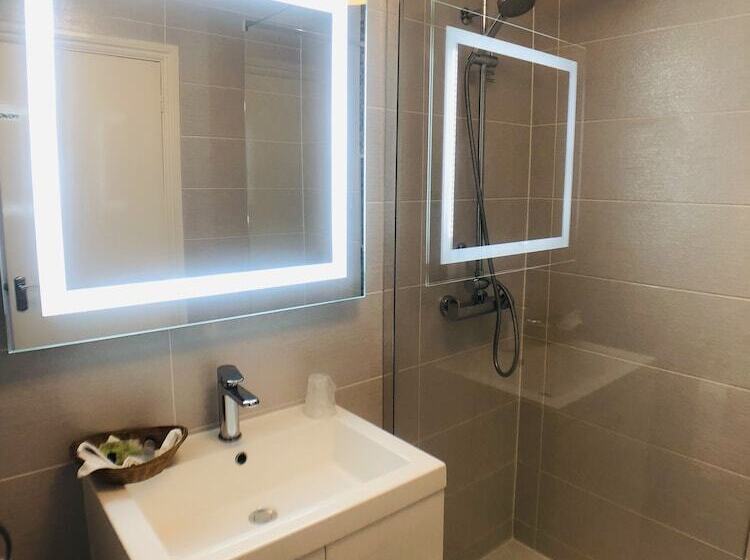 Ilfracombe House Hotel   Near Cliffs Pavilion