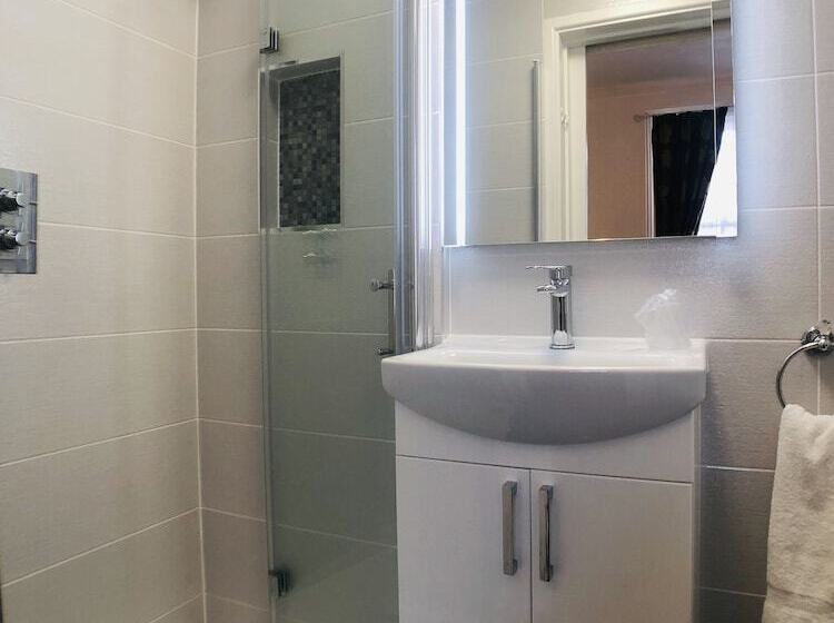 Ilfracombe House Hotel   Near Cliffs Pavilion