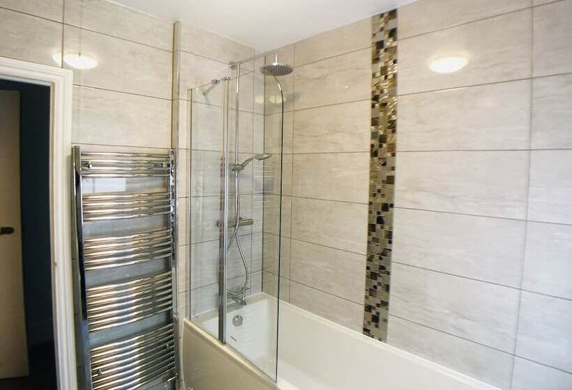 Ilfracombe House Hotel   Near Cliffs Pavilion