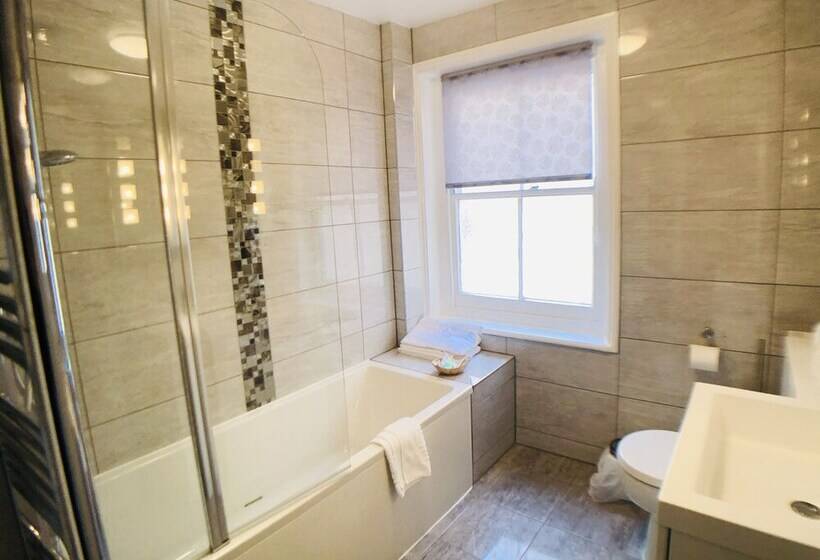 Ilfracombe House Hotel   Near Cliffs Pavilion