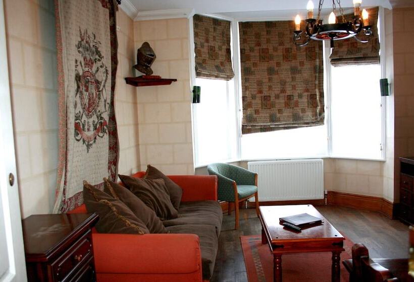 Ilfracombe House Hotel   Near Cliffs Pavilion