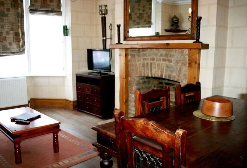 Ilfracombe House Hotel   Near Cliffs Pavilion