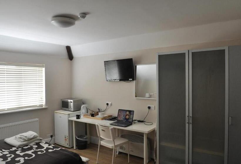 펜션 Debden Guest House