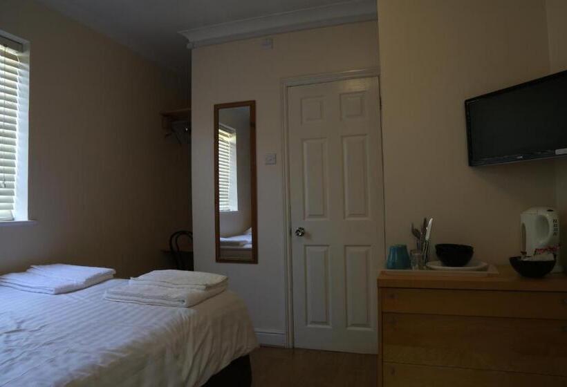 펜션 Debden Guest House