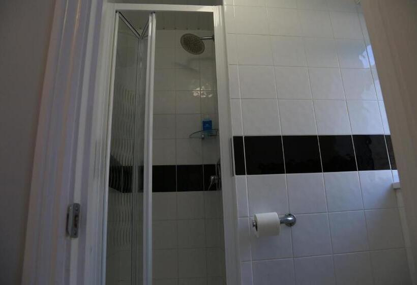 펜션 Debden Guest House