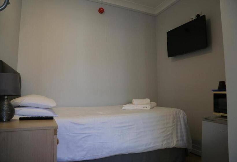 펜션 Debden Guest House