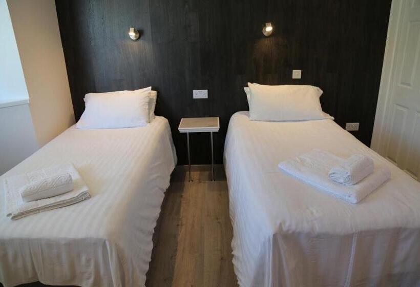 펜션 Debden Guest House