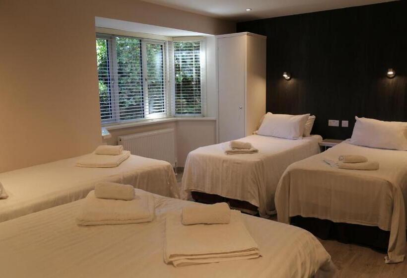 펜션 Debden Guest House