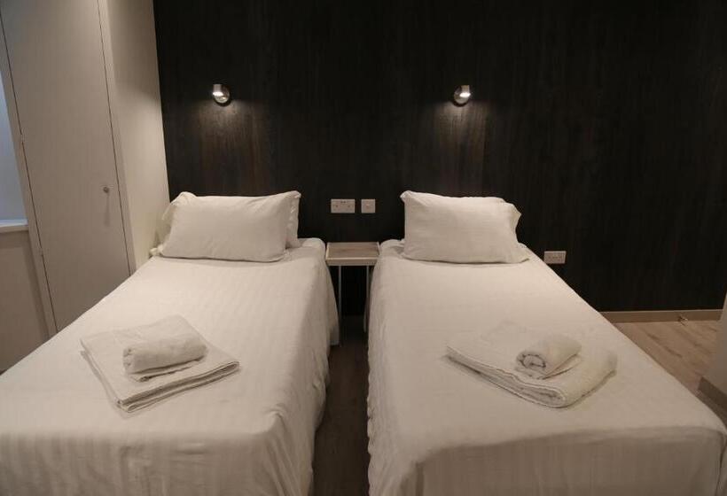 펜션 Debden Guest House