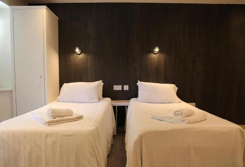 펜션 Debden Guest House