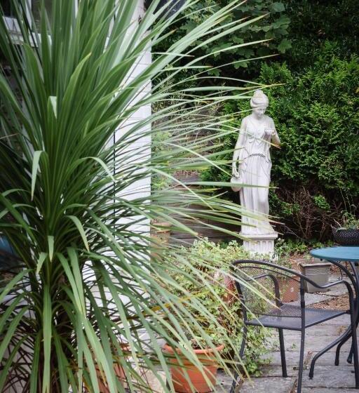 בית מלון כפרי The Mayfair