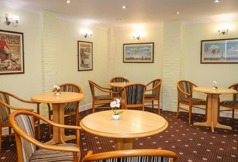 בית מלון כפרי The Mayfair