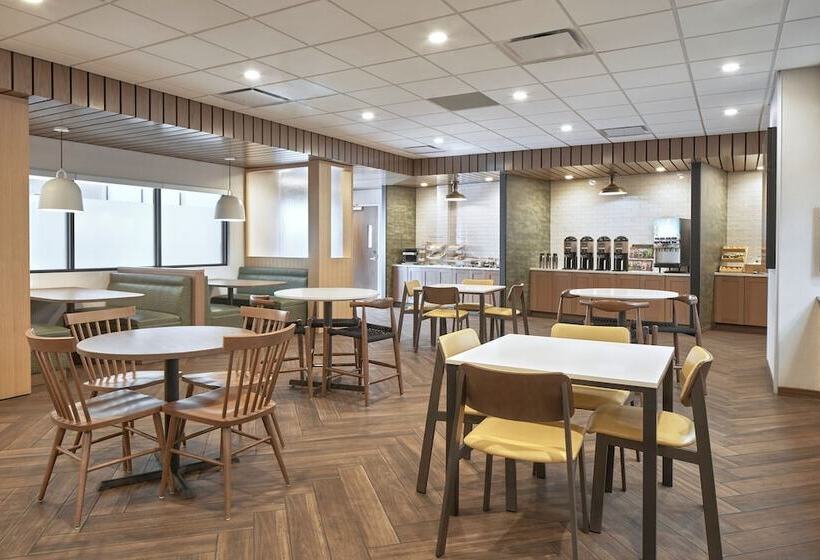 هتل Fairfield Inn & Suites By Marriott Penticton