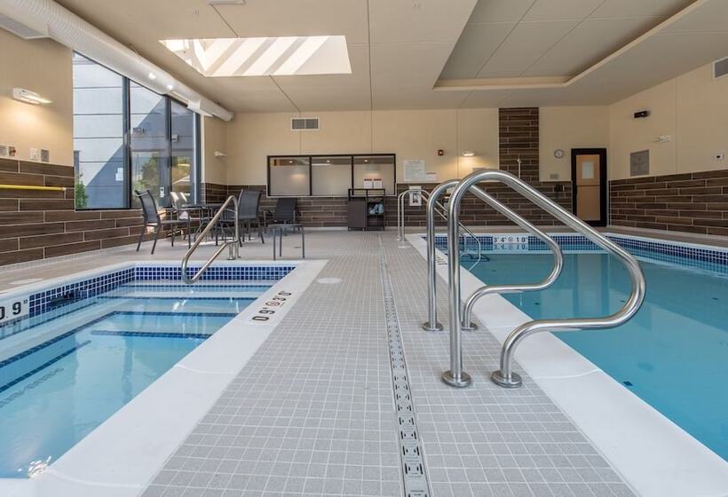 هتل Fairfield Inn & Suites By Marriott Penticton