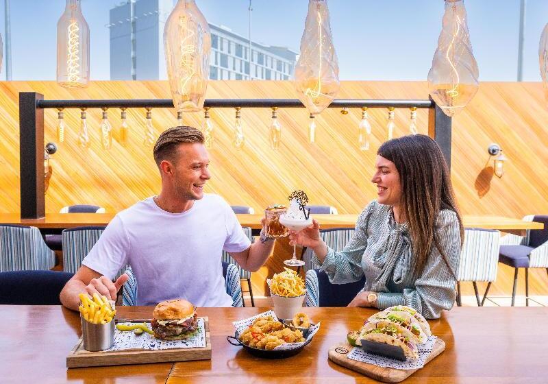 هتل Holiday Inn Dubai Al Maktoum Airport, An Ihg