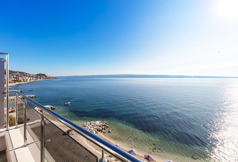 Spacious Beachfront Apartments Tanita