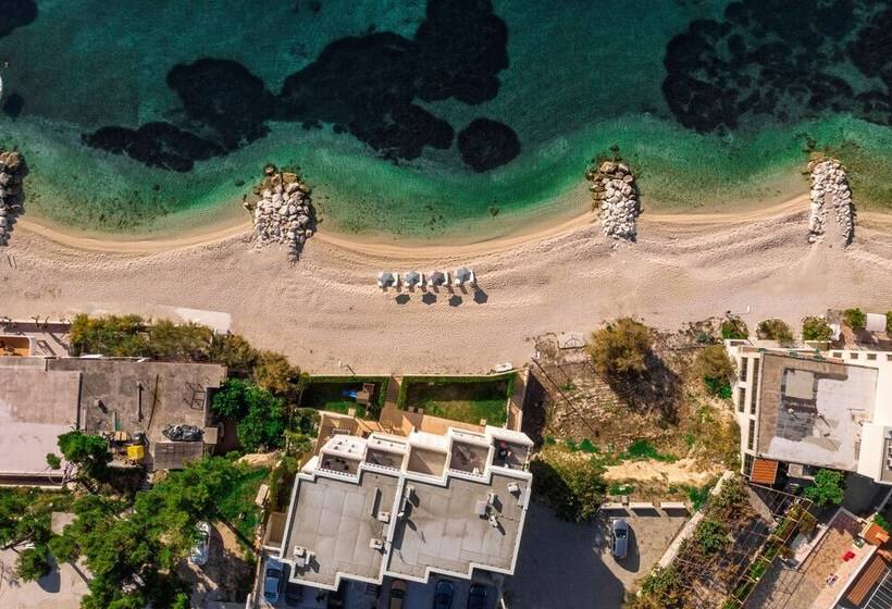 Spacious Beachfront Apartments Tanita