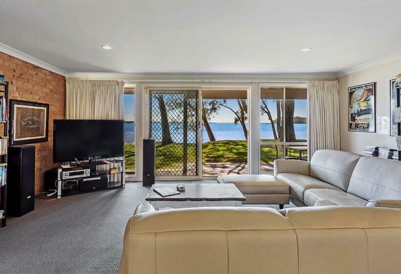 Sandranch 123 Foreshore Drive