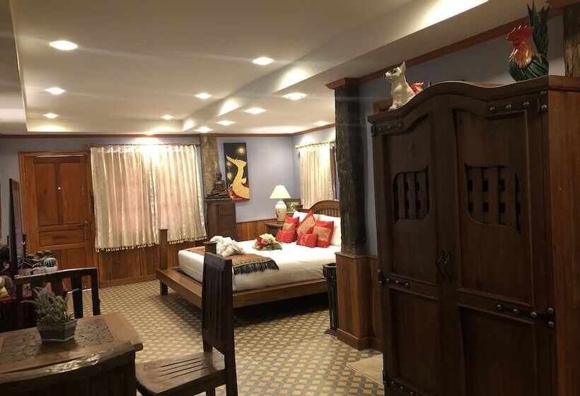 هتل On The Mekong Resort