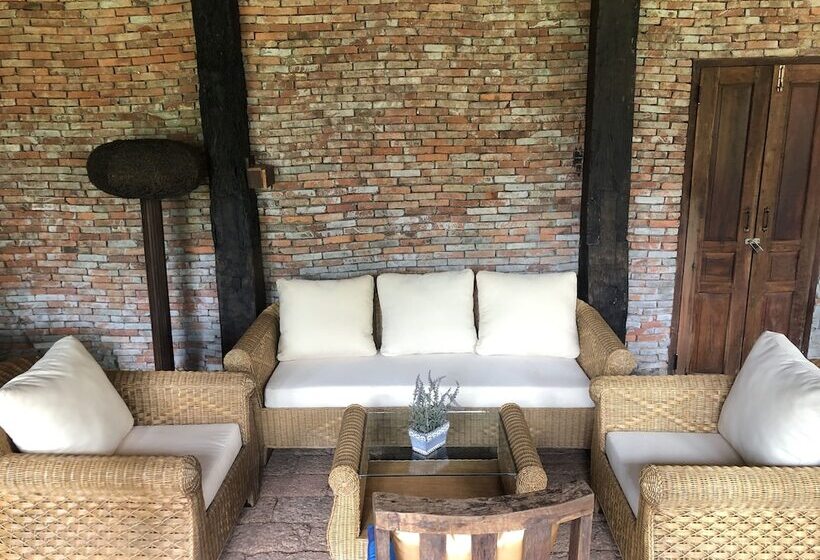 هتل On The Mekong Resort