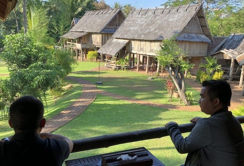 בית מלון כפרי On The Mekong Resort