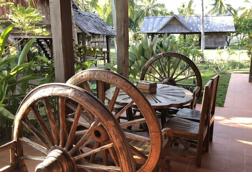 בית מלון כפרי On The Mekong Resort