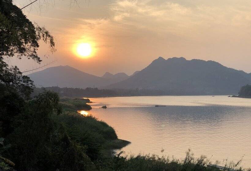 هتل On The Mekong Resort