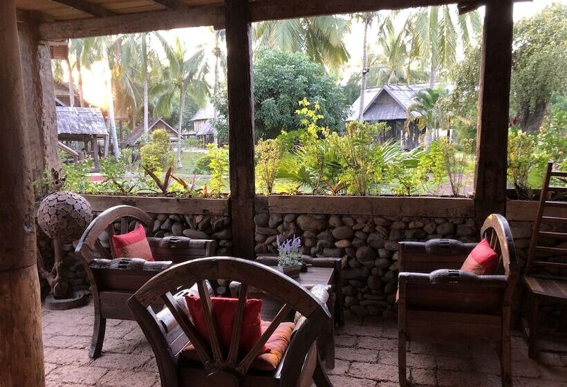 هتل On The Mekong Resort