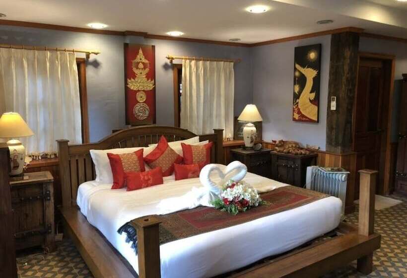 هتل On The Mekong Resort