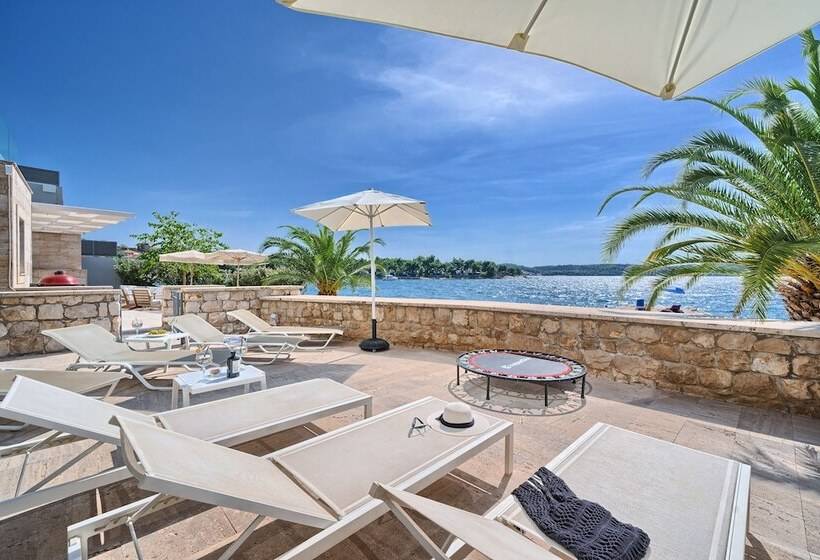 Livingstone Beach House