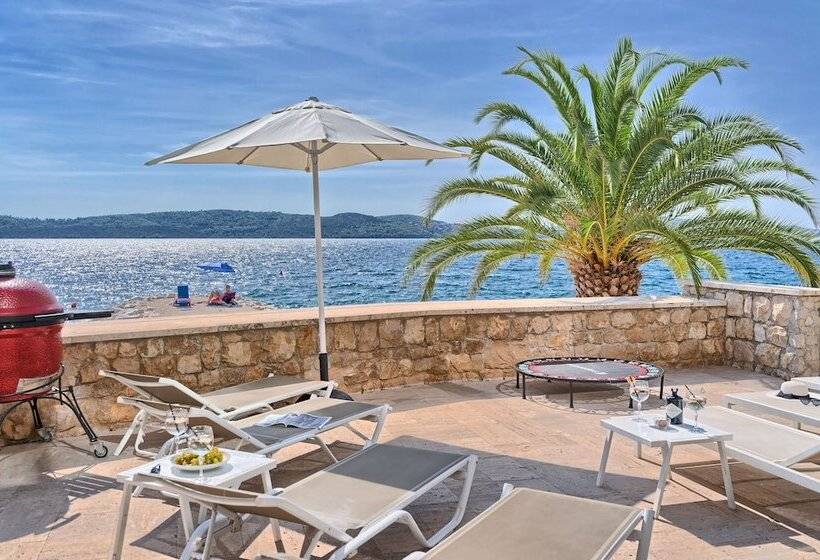 Livingstone Beach House