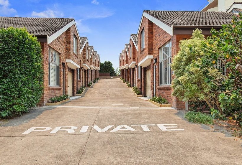 The Pines, 5/4 Messines Street