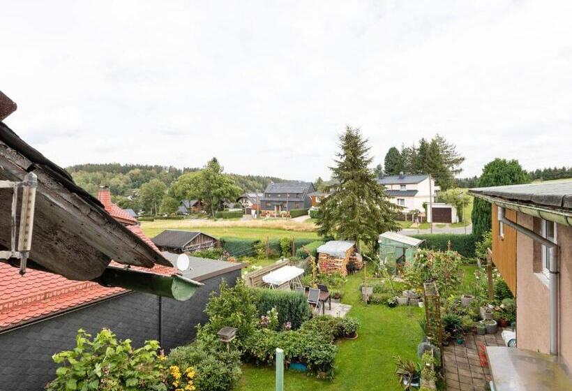 Cozy Apartment In Altenfeld With Garden